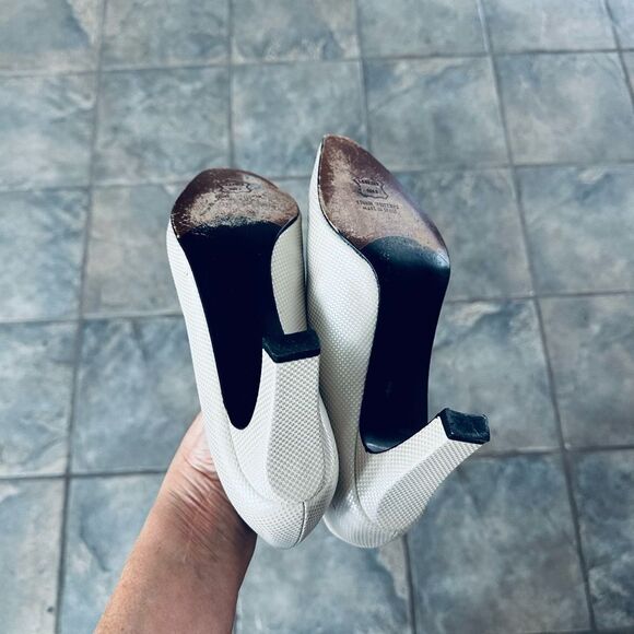 Stuart Weitzman light gold, textured pumps. - Picture 6 of 7